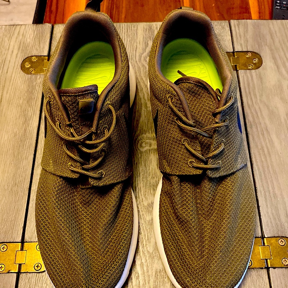 Nike Roshe "Olive Green" Size: M: 10, W: 11 1/2